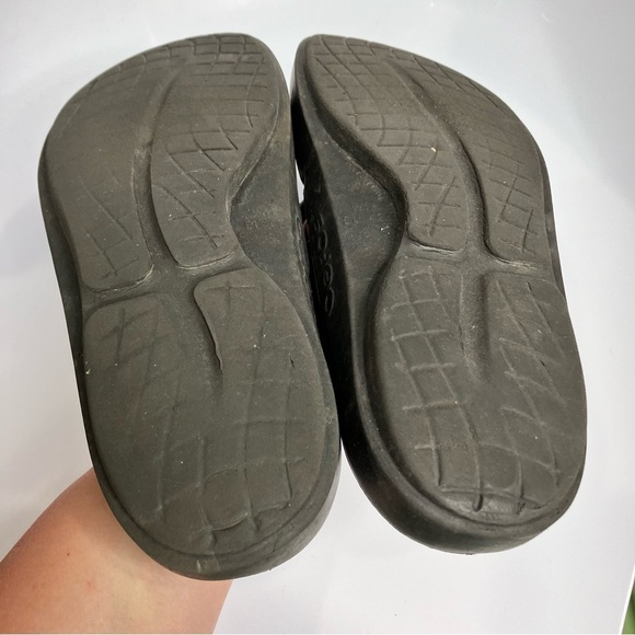 Oofos oolala sandals size 11 gold black - Picture 10 of 11